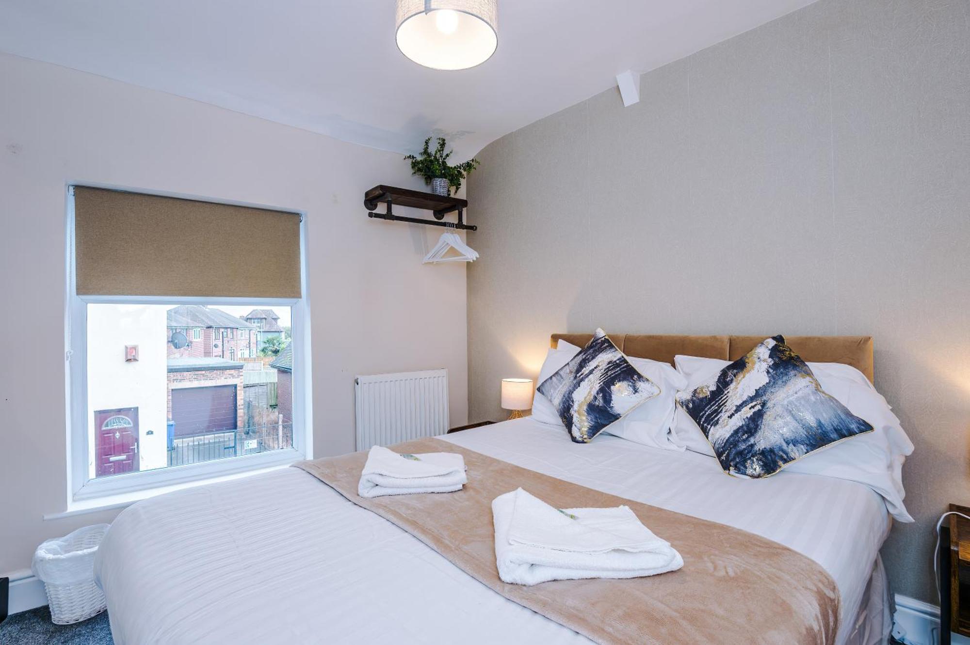 Oxford House By Yourstays - 3 Bedroom House In Newcastle-Under-Lyme Stoke-on-Trent エクステリア 写真