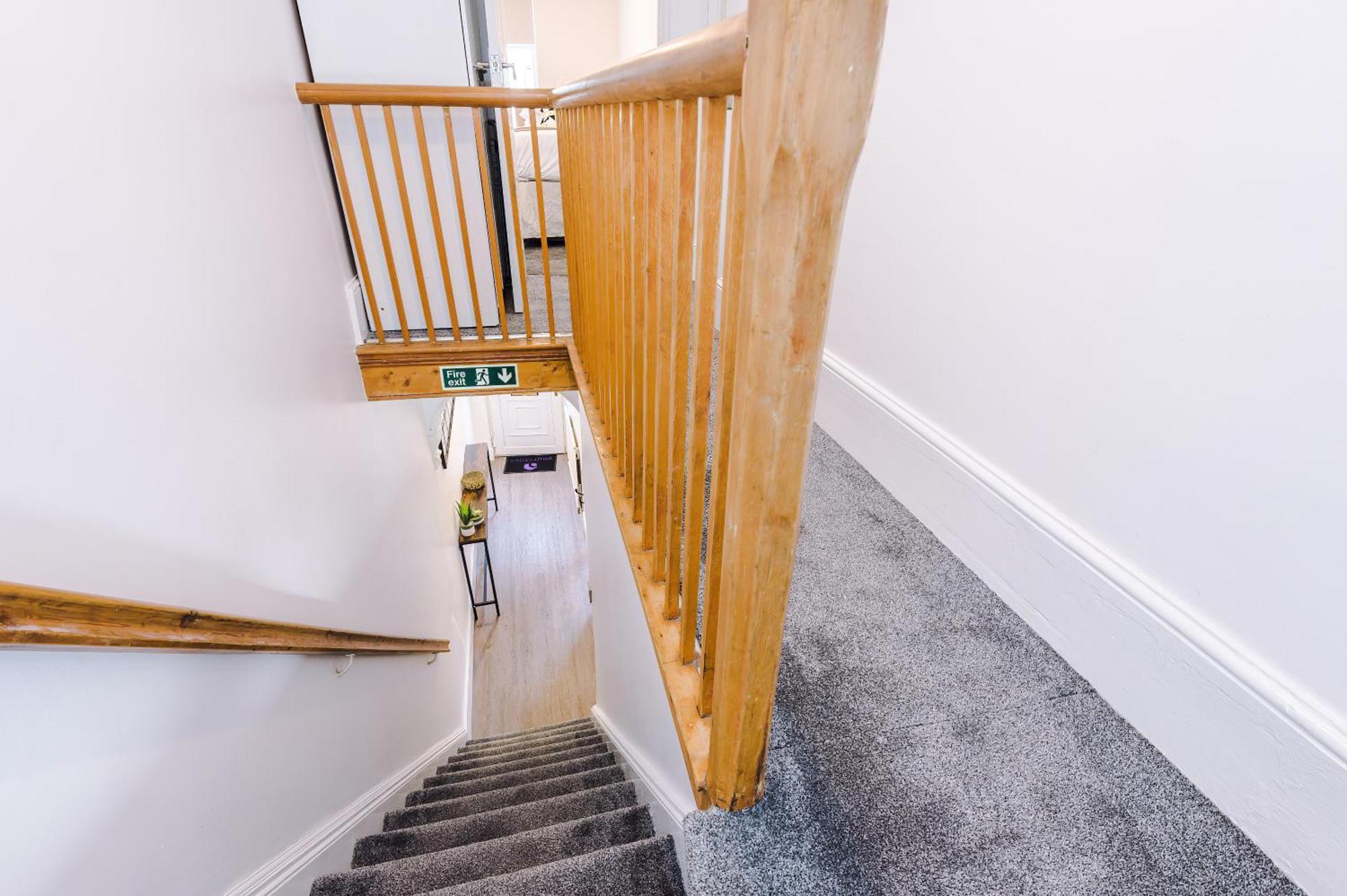 Oxford House By Yourstays - 3 Bedroom House In Newcastle-Under-Lyme Stoke-on-Trent エクステリア 写真