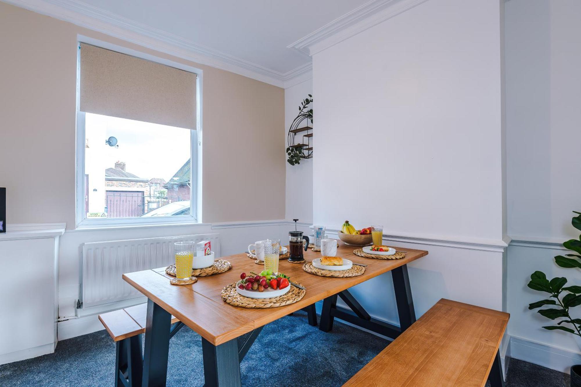 Oxford House By Yourstays - 3 Bedroom House In Newcastle-Under-Lyme Stoke-on-Trent エクステリア 写真