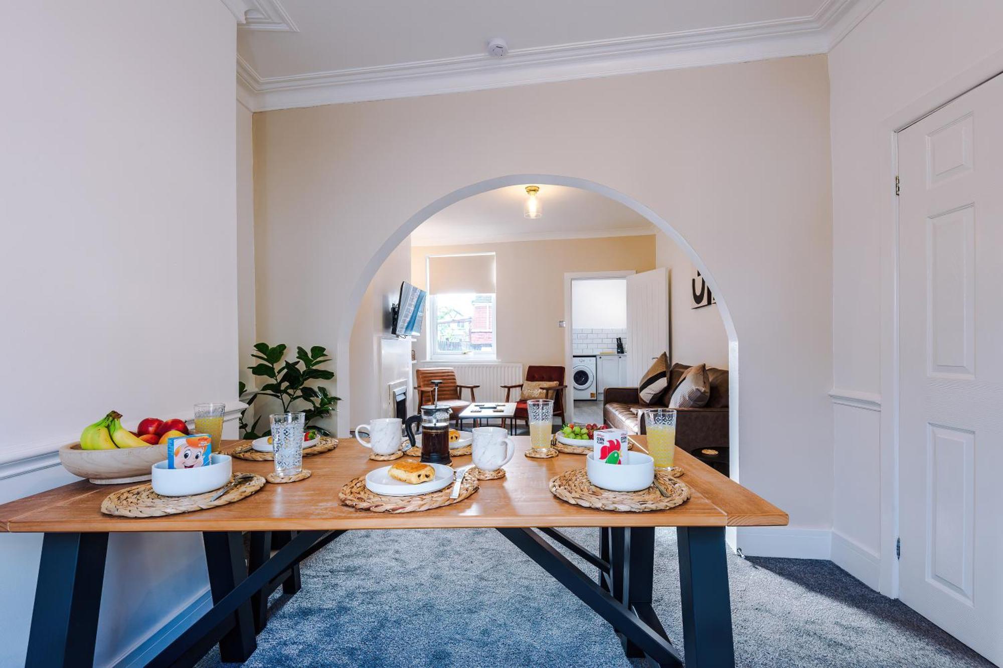 Oxford House By Yourstays - 3 Bedroom House In Newcastle-Under-Lyme Stoke-on-Trent エクステリア 写真