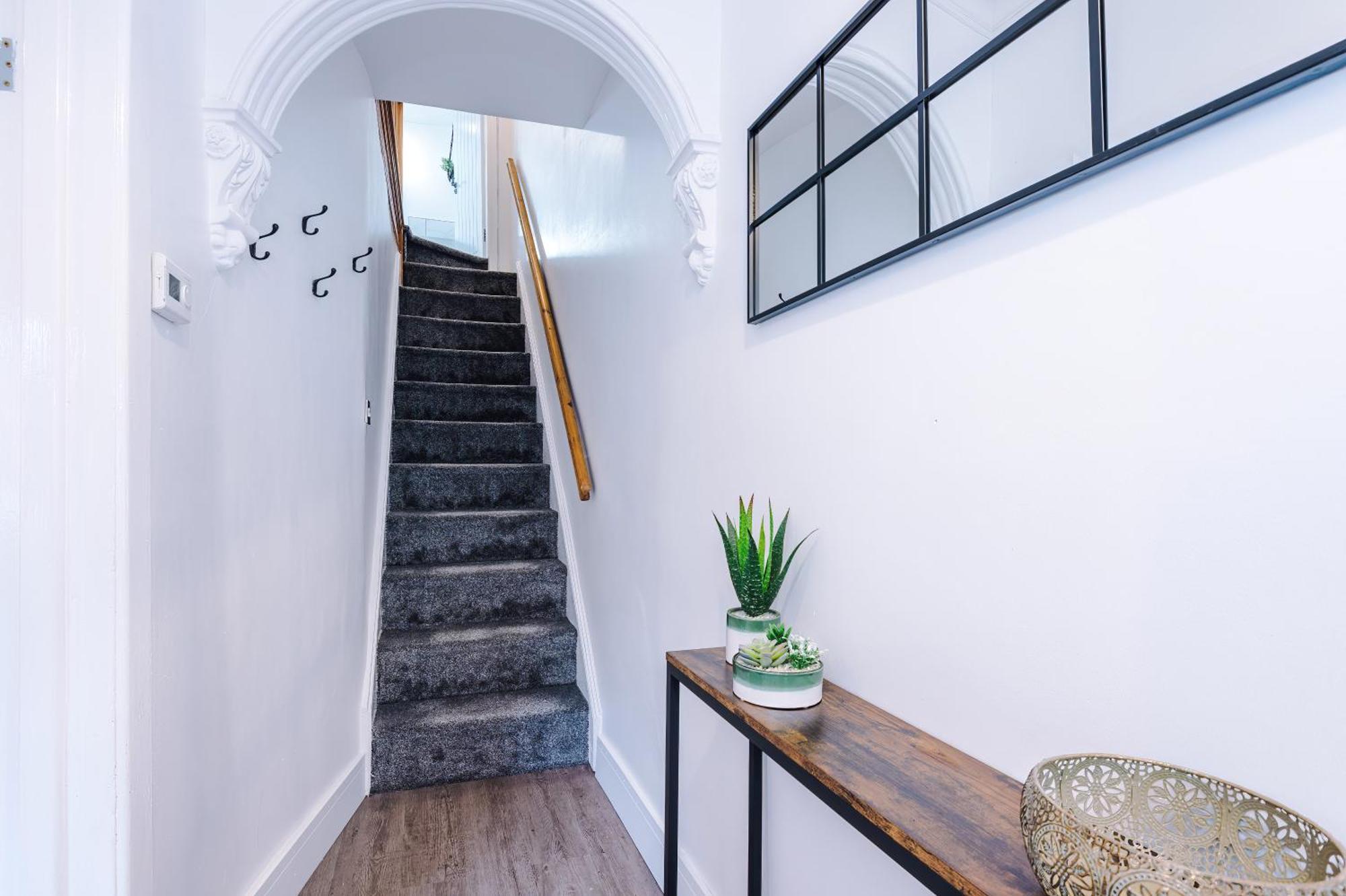 Oxford House By Yourstays - 3 Bedroom House In Newcastle-Under-Lyme Stoke-on-Trent エクステリア 写真