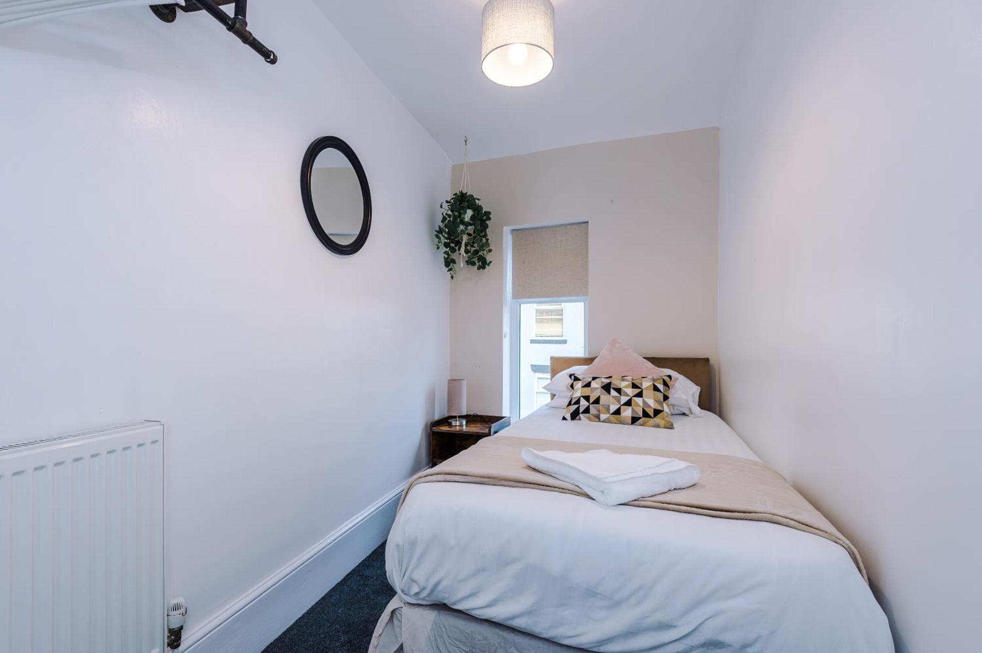 Oxford House By Yourstays - 3 Bedroom House In Newcastle-Under-Lyme Stoke-on-Trent エクステリア 写真