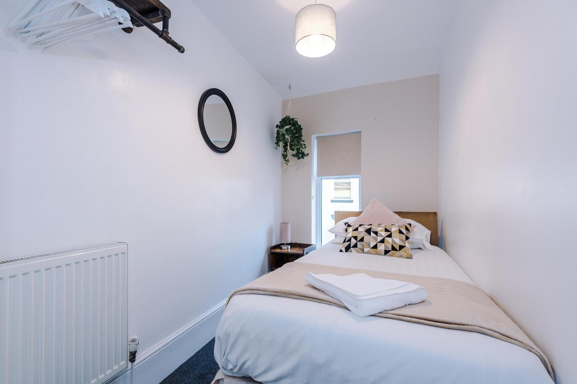 Oxford House By Yourstays - 3 Bedroom House In Newcastle-Under-Lyme Stoke-on-Trent エクステリア 写真